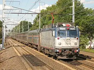 AEM-7電気機関車が牽引するフロリダ行き列車、ニュージャージ州にて