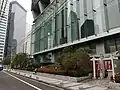 ビルの脇にある。