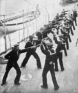 シングルスティックを訓練するアメリカ海軍の兵士(米西戦争時の写真)
