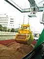 はしけから原料糖を荷卸し中の光景