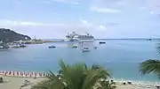 港に停泊するクルーズ船