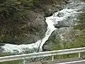 箒川本流にかかる布滝。落差は7m程度だが水量豊富な滝で、塩原十名瀑の一つ。