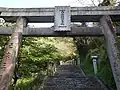 林田港から移設した鳥居と西行法師の道