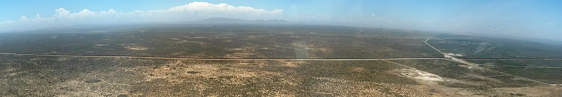 鉄鉱石線を走る長大貨物列車の全景