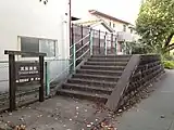 駅跡地に設置された、ホームと駅名標