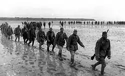 第二次世界大戦期、ソビエト兵が腐海を渡っているところ