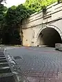 西側、大学からの入口
