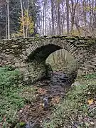 デッキが平らになっている石造りのアーチ橋。