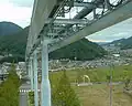 スカイレール車内からみどり口駅を見下ろす。貨物列車が走っているのが山陽本線で、スカイレールとの交点の位置にみどり口駅があった。右奥が広島駅方面。