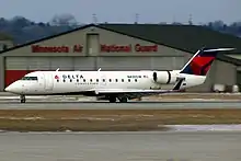 スカイウェストが運航するデルタ・コネクションのボンバルディア CRJ-200（ミネアポリス・セントポール国際空港にて）