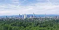 フランクフルト・アム・マインの町並みとタウヌス山地
