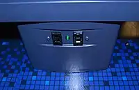 各座席脚部にある電源コンセント