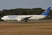 旧塗装の機体。現在よりも星の数が多く、1つ1つが小さく描かれている。また、胴体に「SKYAMARK AIRLINES」と描かれている。