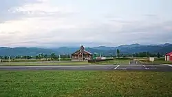 管理区域側から見た管理棟と滑走路