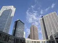 東京都庁舎側から見た西新宿の高層ビル群。左から、新宿住友ビル、新宿三井ビル、新宿野村ビル（部分）、損保ジャパン本社ビル（部分）、新宿センタービル、京王プラザホテル。手前の低層建築は東京都議会議事堂。