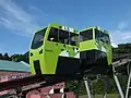 麓と山上の展望台とを結ぶスロープカー「しらかみ」号