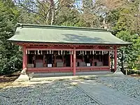境内末社左側から稲荷神社・住吉神社・八幡神社・神明社。