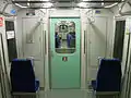 5605編成の貫通扉。扉の色はラインカラーに準じた色となっており、編成毎に異なる。