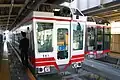 上部カバー形状が異なっていた時期の561号車。右奥の5000系と同じカバーを装着している。