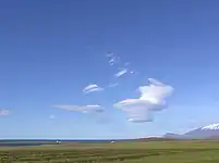 遠くの山脈風下に現れた吊るし雲