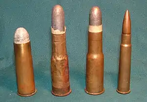 左から .577スナイドル弾、ズールー戦争で使われた巻いた真鍮板製の .577/450マルティニ・ヘンリー弾、真鍮の引抜材で作られた.577/450マルティニ・ヘンリー弾、.303ブリティッシュ Mk.VII弾