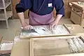 蕎麦切包丁で麺をすくいとる様子