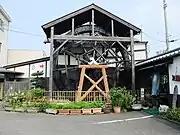蕎麦屋で製粉用に稼働している現役の大型水車(日本)