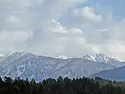 手前が僧ヶ岳、後ろ左から北駒ヶ岳、駒ヶ岳（上市町から）