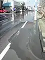 路面の浸水と噴砂(千葉県香取市、2011年3月11日撮影)