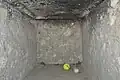 家形石棺内部