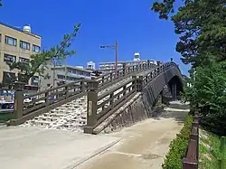 百代橋。太鼓橋型歩道橋。長さ62.5m、幅3.5m。松尾芭蕉『おくのほそ道』冒頭「月日は百代の過客にして」から命名。