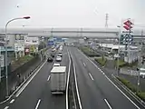 草加市新善町より春日部方面（奥の高架は東京外環自動車道）