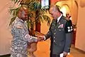 自衛隊の警務官（西部方面警務隊長・藤田恵一1佐）。左のアメリカ陸軍第247憲兵分遣隊司令ヘンソン・デルタング少佐は憲兵標章に相当する物を着けていない