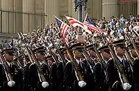 アメリカ陸軍の兵士は連邦議会議事堂に棺を護送する