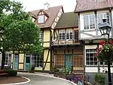 ピーターセン・ビレッジ・イン中庭のハーフティンバード家屋群