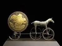 『トルントホルムの太陽馬車』恐らく紀元前1800-1500年頃。片方は金箔でもう一方は「未判明」。