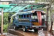 トラックの洗車(ラオス、2010年)