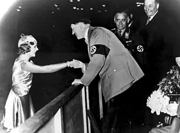1936年アドルフ・ヒトラーと