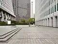 野村ビルとの間は広場となっている