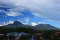 トンバトゥ (Tombatu) 村から望む、ソプタン山（左）とモニンポロク山。