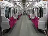 10000系の車内、JR東日本E231系とモケットの色が異なる