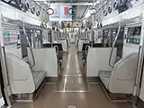リニューアル車の車内（セミクロスシート）