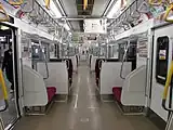 更新車の車内全景(セミクロスシート車)