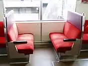 横から見たクロス(ボックス)シート(相鉄8000系電車)