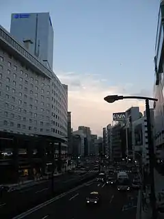 小説中の「ニュー・ローヤル・ホテル」が所在する設定とされる、東京・赤坂周辺。小説執筆当時、プルデンシャルタワー（写真左上）所在地に「ホテルニュージャパン」が立地していた。