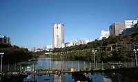 市ヶ谷駅付近から新見附濠方向を望む。春は桜の名所となる