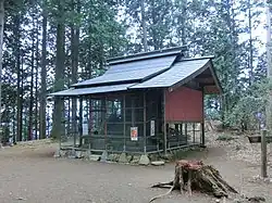 山頂に位置する青渭神社
