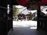 山門より本堂を見る（2009年4月撮影）