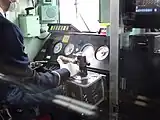 新7000系の運転台。モニターは小型のものが右側に設置されている。