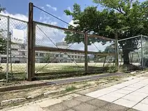南ゲート運動場南西にあるゲート。主に緊急車両や工事車両用の出入りに使われているため、消防・災害訓練、運動会、地域イベント等の開催時を除き、開放されていない。